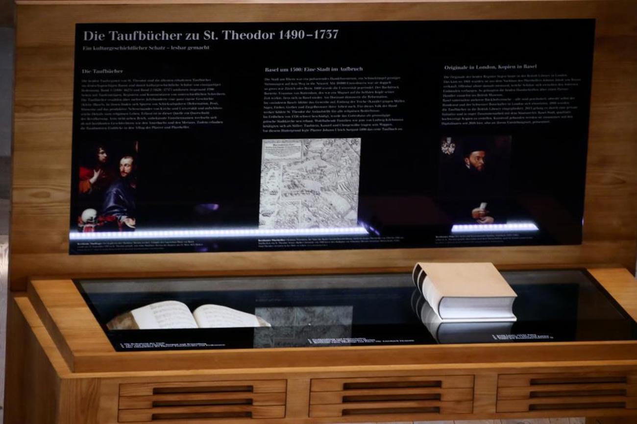Ausstellungsvitrine mit den Taufbüchern.
