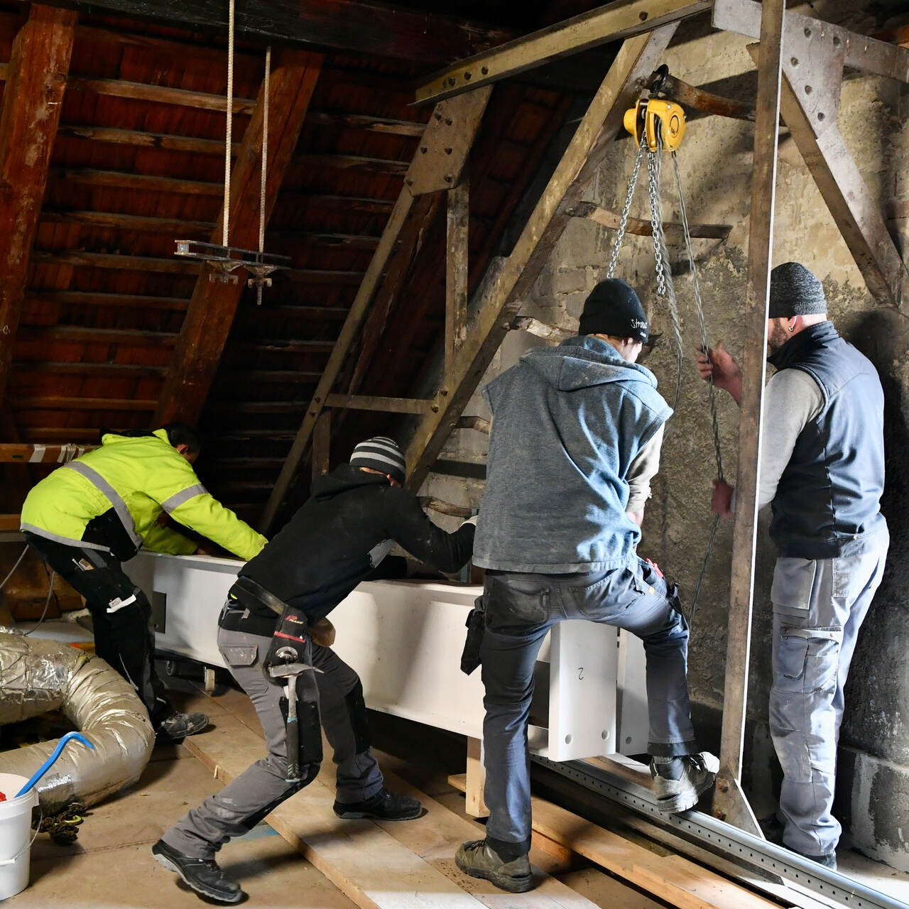 Verankerung Bassgehäuse-Stahlträger im Dachboden. Foto: Klaus Stadler