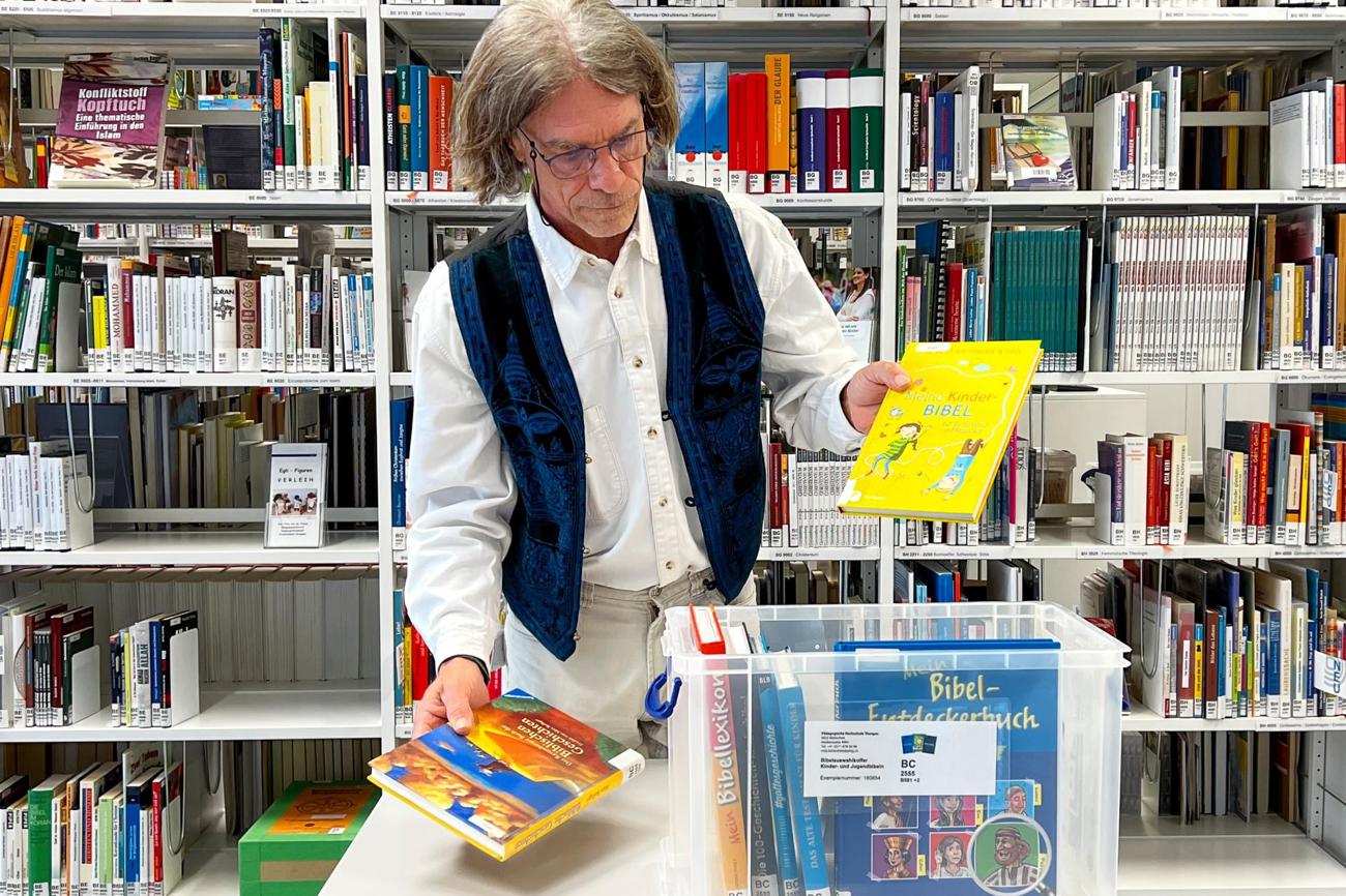 Jmerio Pianari freut sich, dass die Bibliothek der Pädagogischen Hochschule
Thurgau mit zwei Bibelkoffern ausgerüstet wurde. (Bild: Dominik Murer)