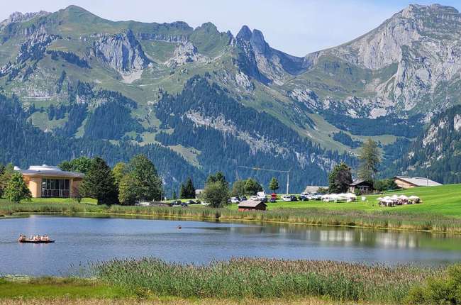 Seen sind auch für die Seele. «Beim Blick auf den Werdenbergersee mit Schloss, da kann ich meine Seele baumeln lassen», schreibt die Werdenbergerin Ruth Dusel. Und sie schöpft auch Kraft am Schwendisee in Unterwasser mit Blick auf den Alpstein und die Alp Schrenit, wo sie mit ihrem Mann über 40 Jahre Alppächterin war. Es ist wohl kein Zufall, dass das Klanghaus an diesem Ort thront. Foto: Ruth Dusel