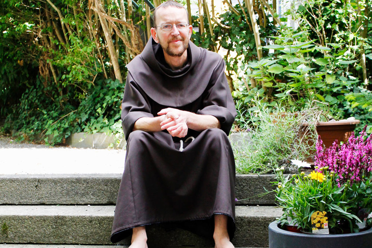 Barfuss und mit Kutte: Bruder Mathias im Garten der Franziskanergemeinschaft. | Foto: Tilmann Zuber