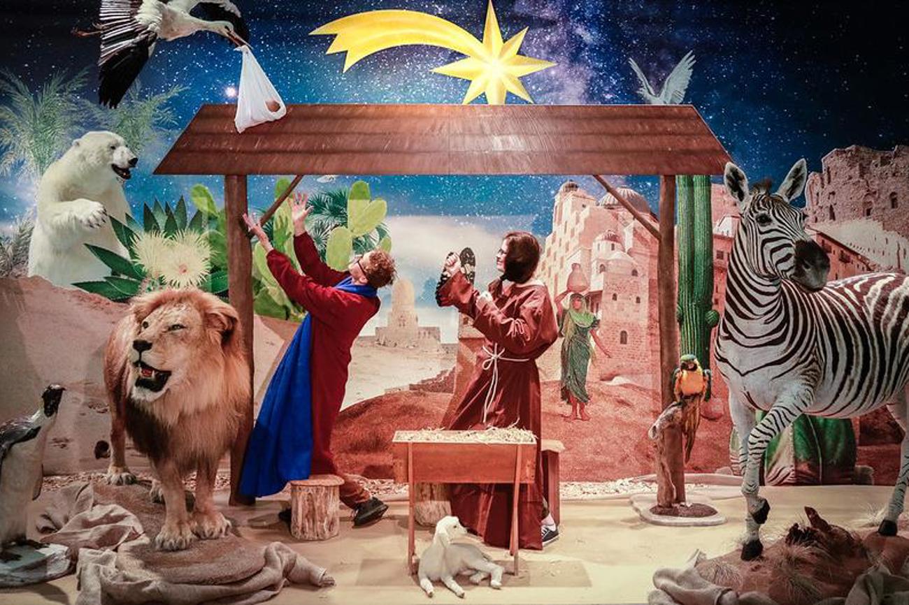 Olma-Besucher posieren hinter der Krippe. Von diesem Bild erhalten sie später zehn Weihnachtskarten, die sie Freunden und Verwandten schicken können. | pd