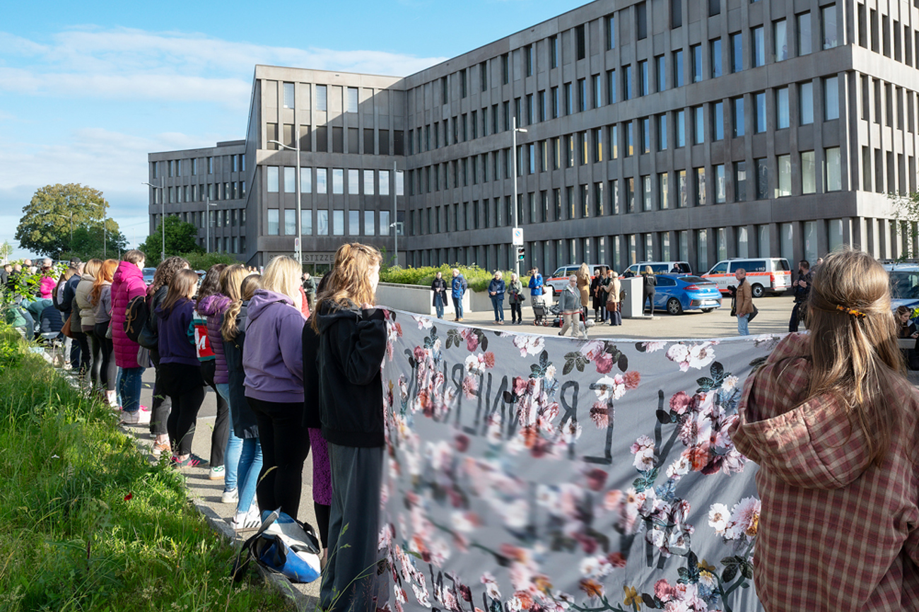 Ein Fall, der aufwühlt: Menschenkette vor dem Strafgericht Muttenz – Angehörige und Unterstützende gedenken der getöteten Frau und protestieren gegen Femizide. | Foto: Kenneth Nars
