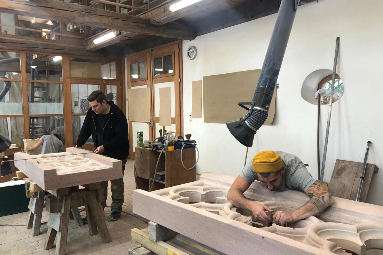 Blick in die Bauhütte: Trotz moderner Technik ist vieles noch Handarbeit.
