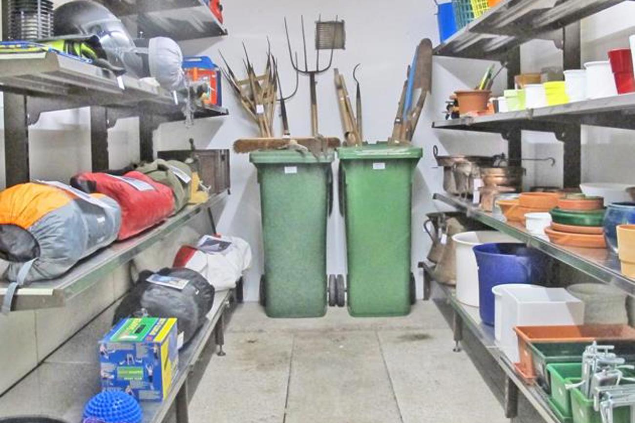 Ein vielfältiges Angebot von Spielzeug über Kleider, Möbel bis hin zu Werkzeugen wartet auf eine neue Besitzerin - einen neuen Besitzer.