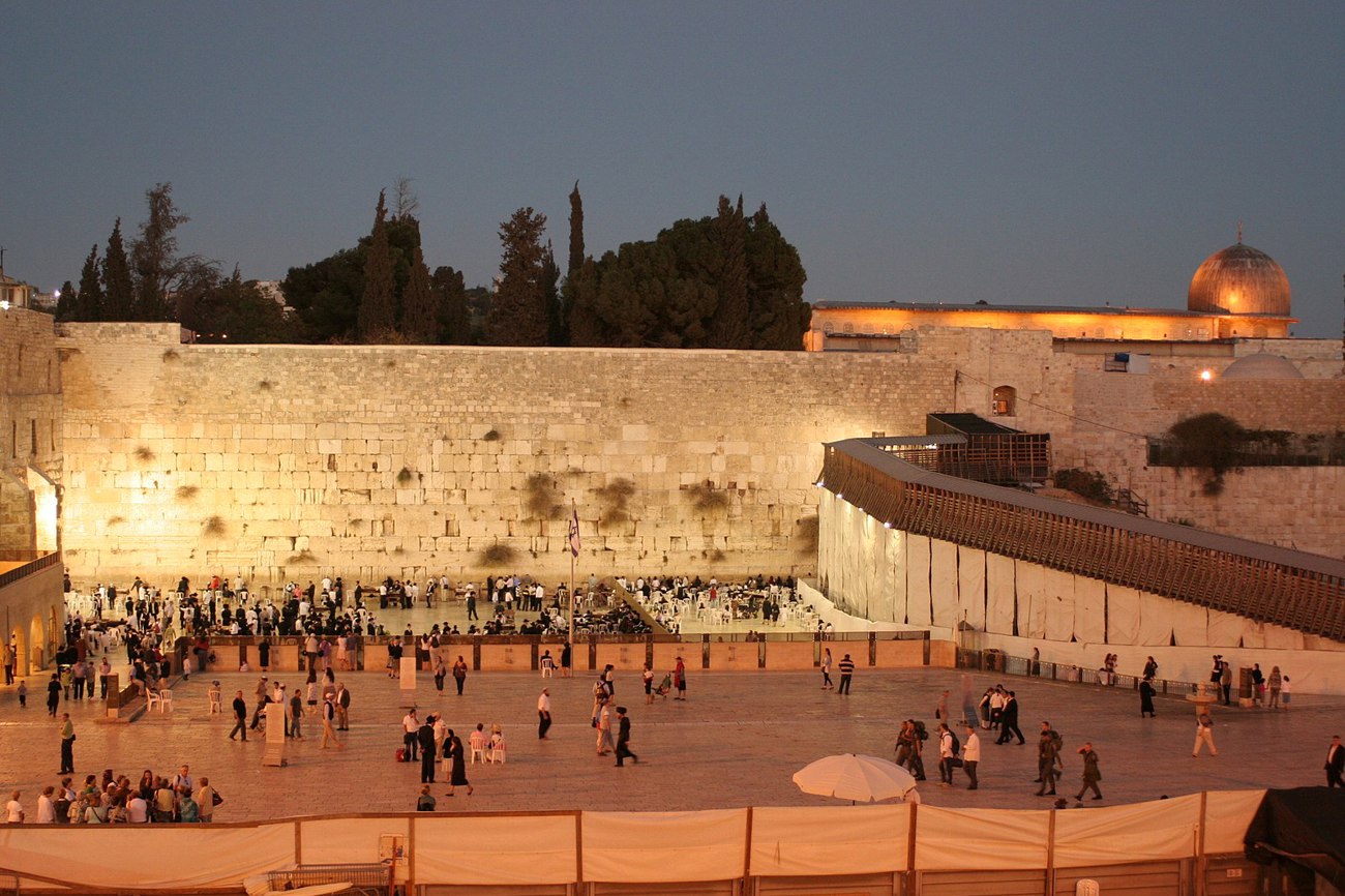 Vorne die Klagemauer, hinten rechts die al-Aqsa-Moschee und nicht im Bild die Grabeskirche: In Jerusalem sind die heiligen Orte der abrahamitischen Religionen in Gehdistanz. Foto: Ana Paula Hirama / Wikimedia