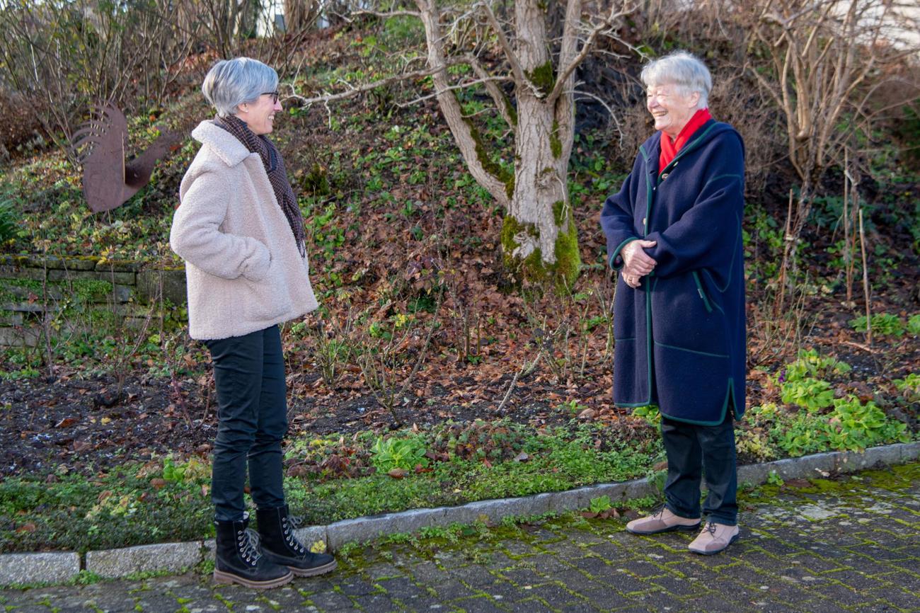 Nicht einsam trotz Corona-Vorsichtsmassnahmen: Maria Figi (rechts) freut sich über den einen oder anderen Schwatz mit Nachbarin Claire Krucker.