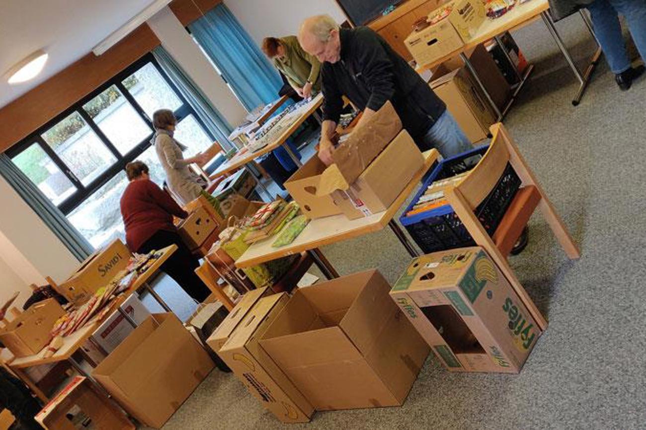 Sigrist Kaspar Elsässer und Helferinnen verpacken in Bubendorf die Weihnachtsgeschenke in Kartons.