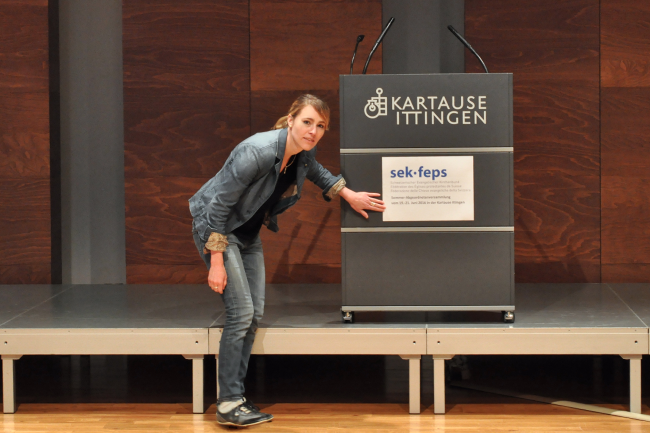 Fabienne Dudler in ihrem Element: Die Vorbereitungen für die Abgeordnetenversammlung des Schweizerischen Evangelischen Kirchenbundes in der Kartause Ittingen laufen auf Hochtouren. (Bild: Bernadette Oberholzer)