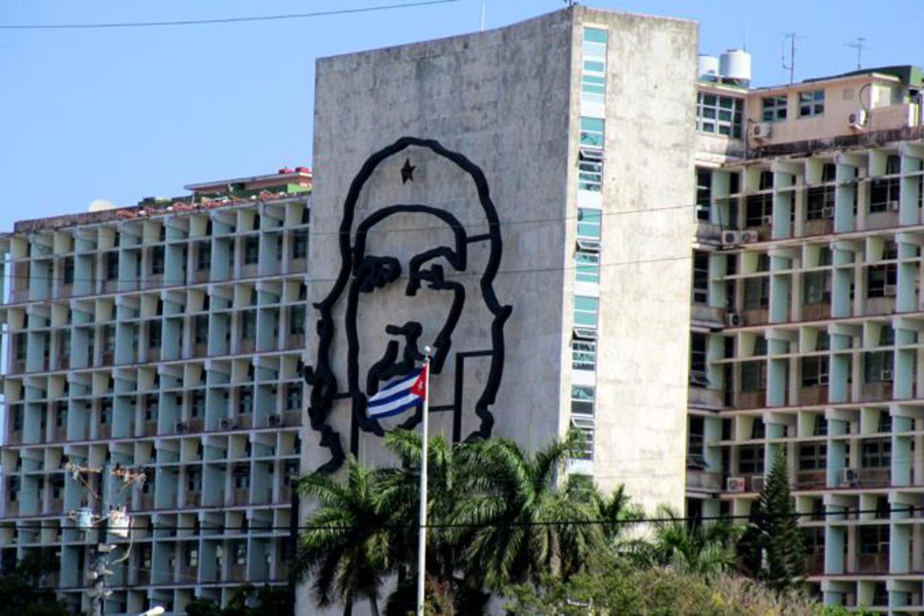 Che Guevara als Fassadenschmuck. Der Comandante wird in Kuba als Ikone der Revolution verehrt. | Tilmann Zuber/Kirchenbote