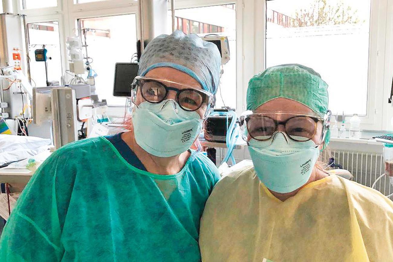 Brille, Maske und Mantel: Die Sicherheit hat oberste Priorität. Barbara Steiger und Nadja Habicht.