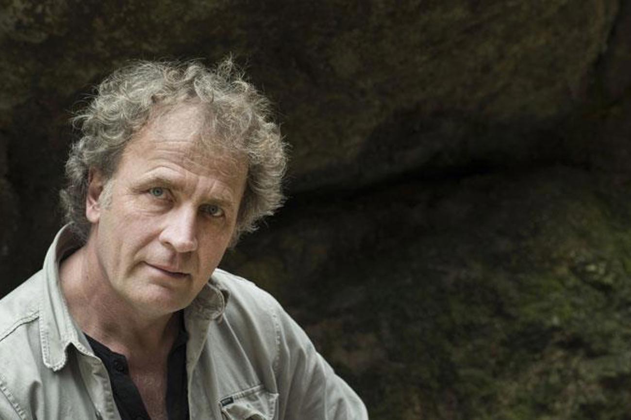 Alex Capus: «Die globalisierte und individualisierte Gesellschaft muss positive Narrative finden, die uns als Gemeinschaft in die Zukunft führen.»|Hanser Verlag