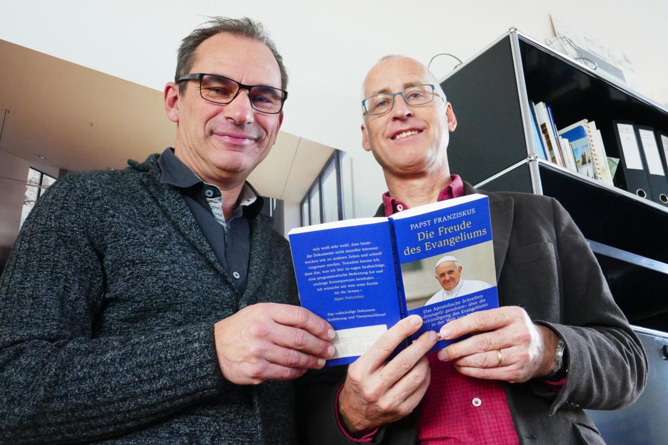 Cyrill Bischof und Ruedi Bertschi haben konfessionsübergreifend Freude gewonnen an der Schrift «Die Freude des Evangeliums» des Papstes. (Bild: zVg)