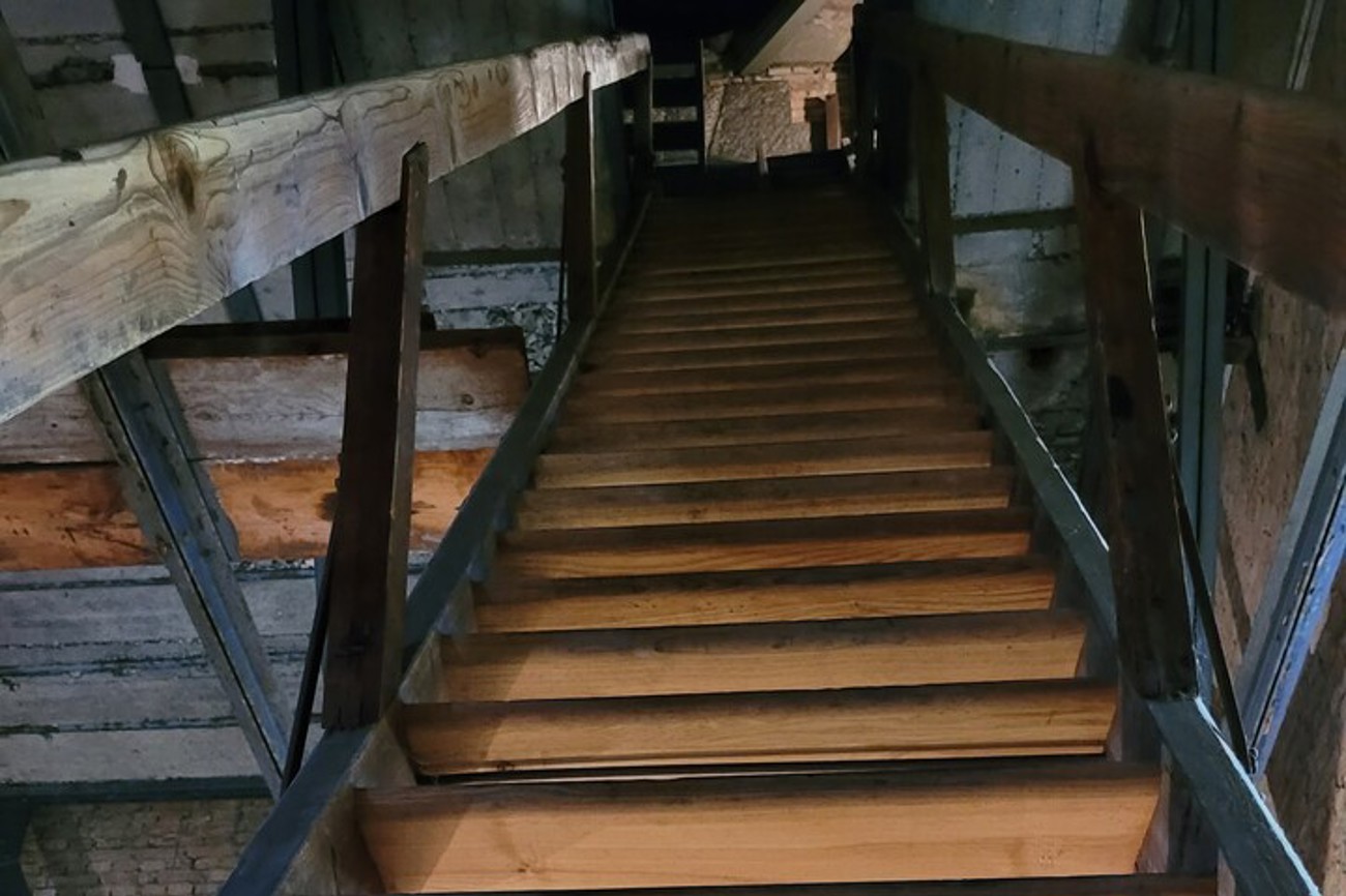 Im Kirchturm gibt es manch beängstigende Treppe. Foto: sd