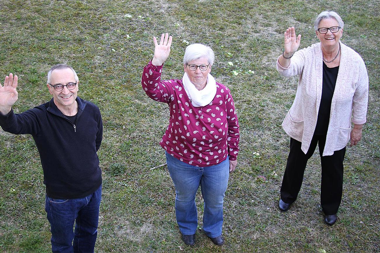 Sie verabschieden sich nach langjährigem Engagement im Dienste der Glarner Landeskirche: Robi Laubacher, Gret Menzi (Mitte) und Madeleine Kuhn-Baer. Bild fk