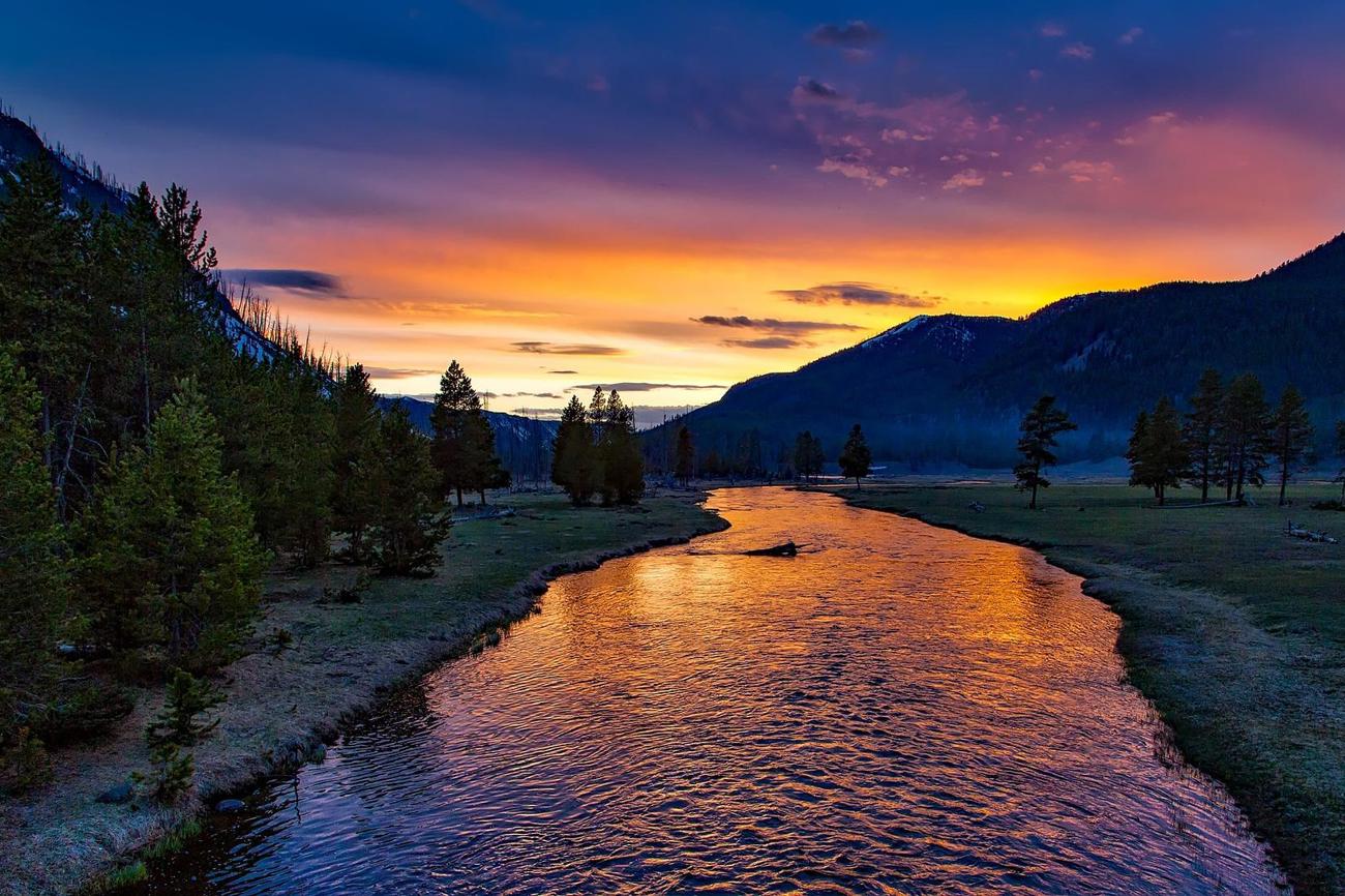 Unser Lebensfluss ist immer wieder durch Einschnitte und sanfte Biegungen gekennzeichnet.
Foto: pixabay.
