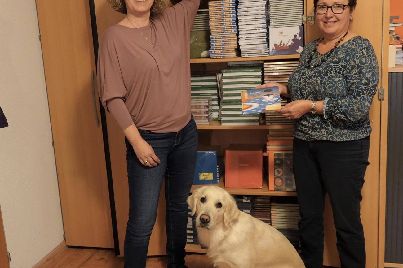 Carola Menzi (links) mit Ida Horber und Hund Emma: Die Menschenfreundlichkeit verbindet die beiden Frauen. (Bild: kke)