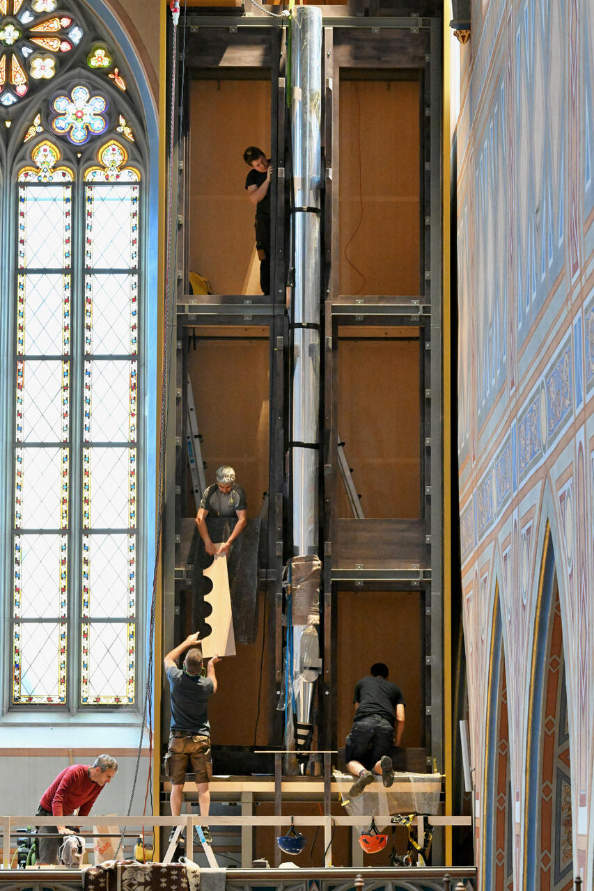 Der Einbau der Monsterpfeifen ist aufwendig. Foto: Klaus Stadler