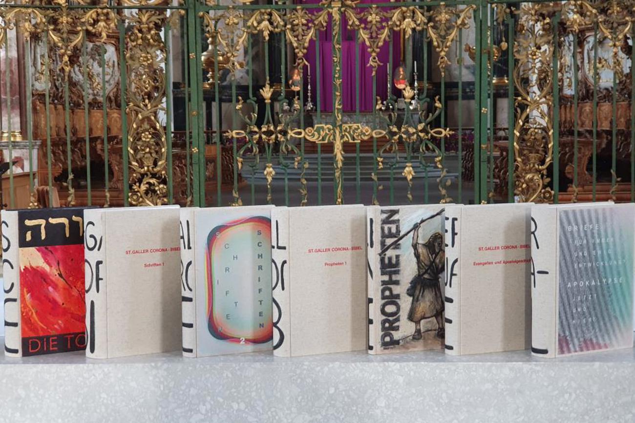 Am kommenden Sonntag wird die Corona-Bibel der Stiftsbibliothek St. Gallen übergeben. In der Kathedrale laufen die Vorbereitungen für die Feier.