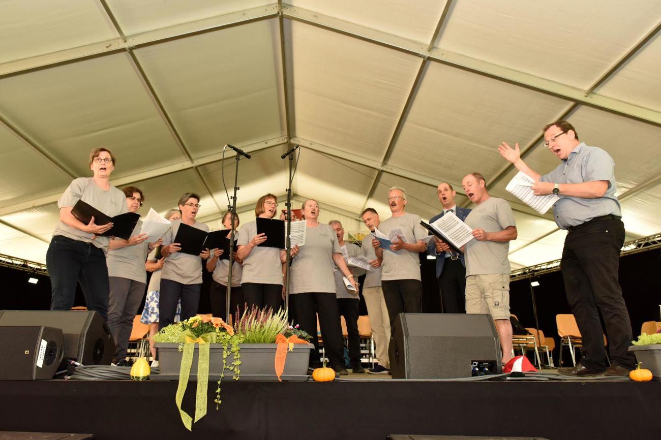 Das Pfarrchörli sang sich in die Herzen der Kirchensonntags-Gäste, und Pfarrer Steffen Emmelius war sichtlich in seinem Element. (Bild: zVg)